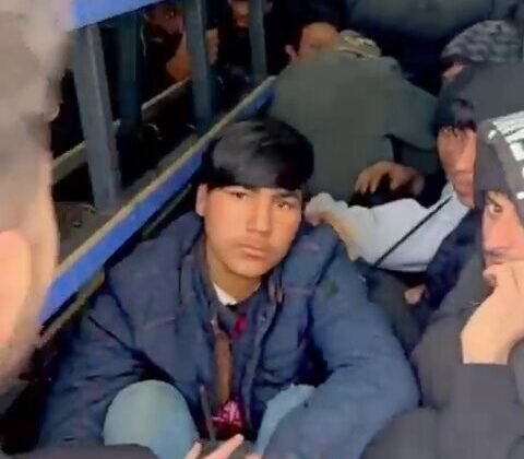 Durdurulan minibüste 20 düzensiz göçmen yakalandı: 2 tutuklama