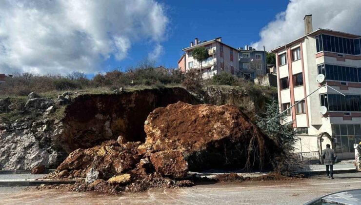 Dursunbey’de dev kaya parçası yola düştü