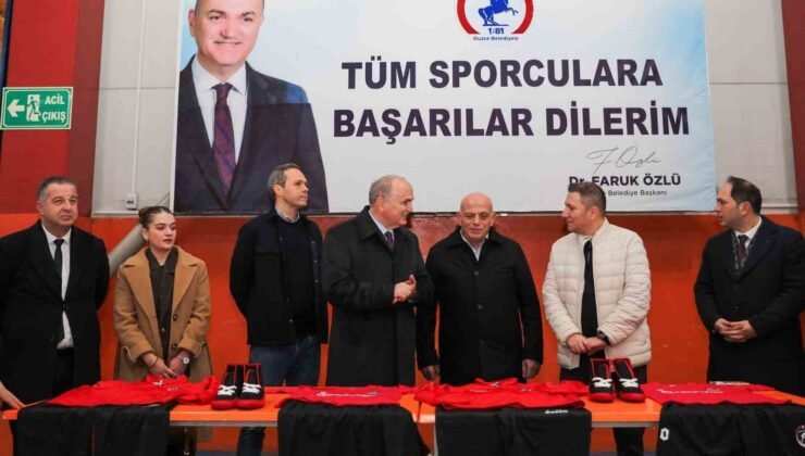 Düzce’de güreşçilere spor malzemeleri dağıtıldı