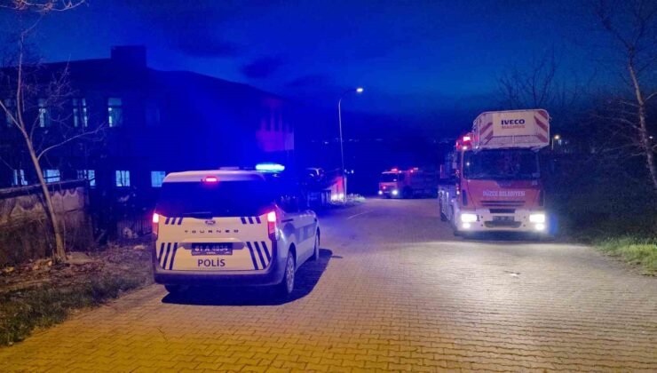 Düzce’de kuvvetli rüzgar okulun çatısını uçurdu