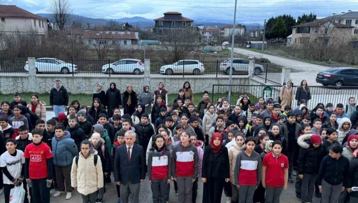 Düzce’de okullarda 6 Şubat depremleri için saygı duruşu