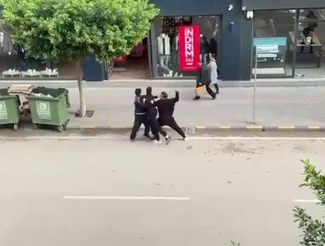 ‘Telefonumun ekranına baktın’ kavgasında sokak boks ringine döndü