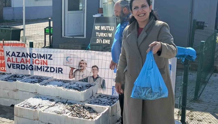 Edirne’de 350 kilogram hamsi dağıtıldı