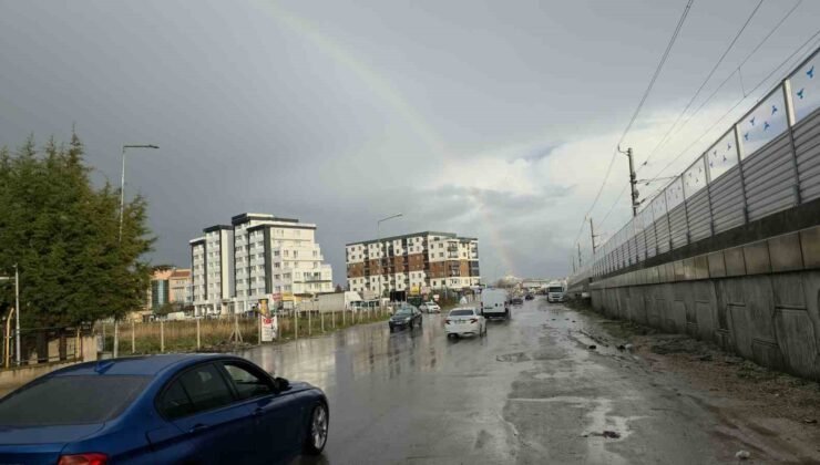 Edirne’de fırtınada yollar göle döndü, ağaç dalları kırıldı