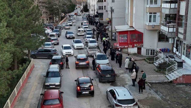 Edirne’de iftar öncesi pide kuyruğu: Fırınların önü doldu taştı