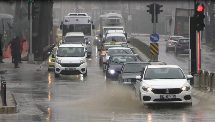Edirne’de yağmur etkili oldu, cadde ve sokaklar göle döndü