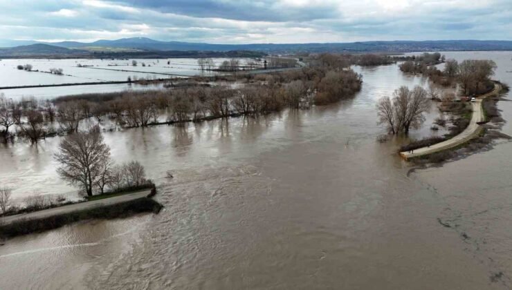 Edirne’de yüzlerce dönüm tarım arazisi sular altında