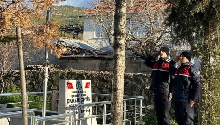 Eğirdir’de şehit kabirleri düzenli olarak denetleniyor