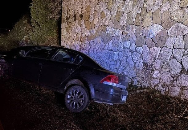 Eğirdir’de yol kenarına savrulan otomobildeki 3 kişi yaralandı