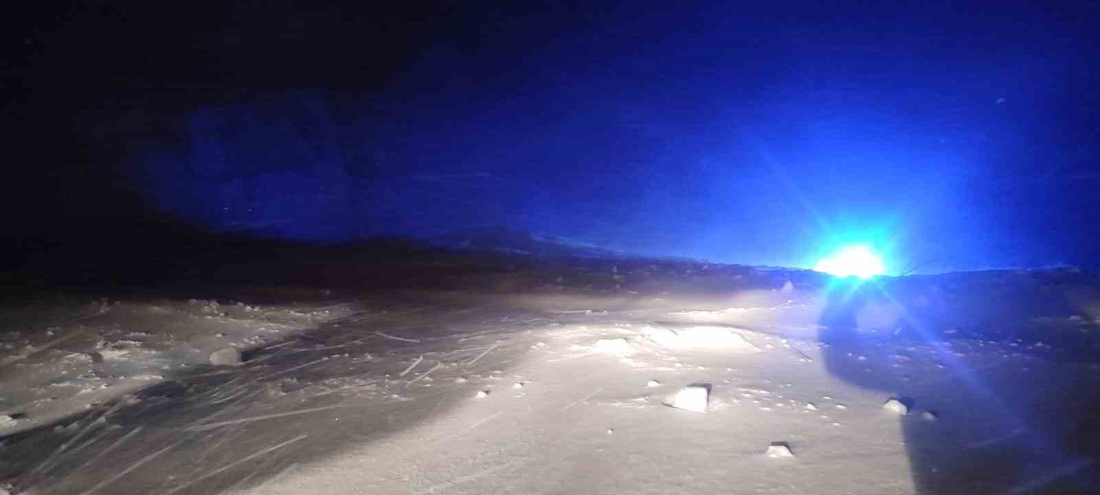 Eğribel Tüneli girişinde çığ düştü: Yol ulaşıma kapandı