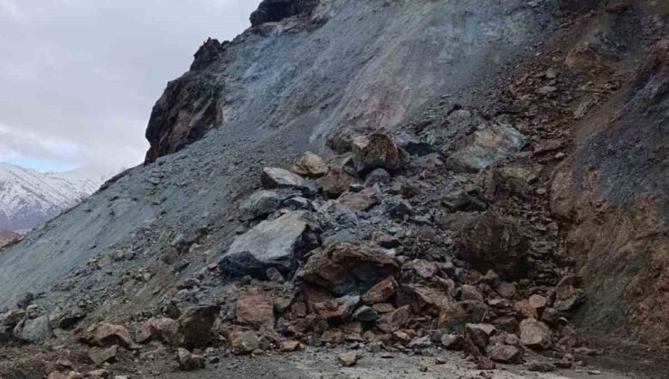 Elazığ’da heyelan yolu kapadı