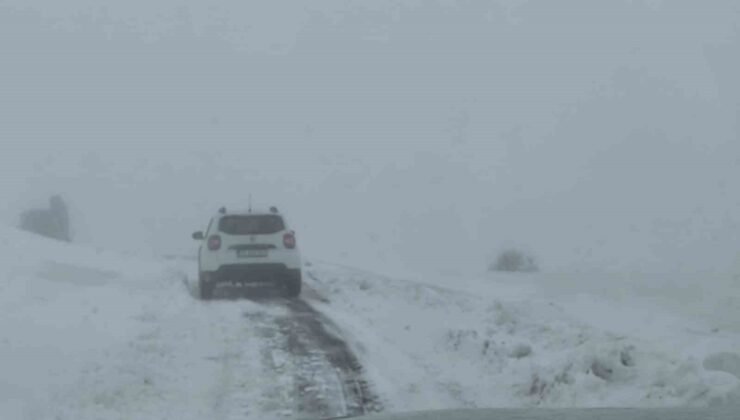 Elazığ’da kar yağışında mahsur kalan araç kurtarıldı