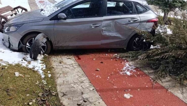 Elazığ’da otomobil kaldırıma çıktı: 1 yaralı