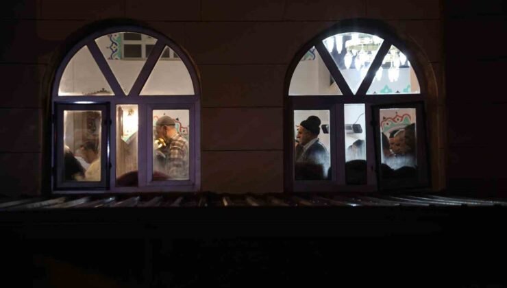 Elazığ’da Ramazan ayının ilk teravihinde camiler dolup taştı