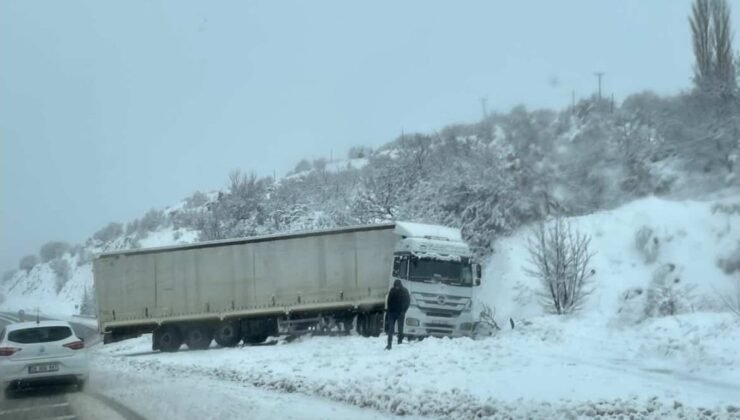 Elazığ’da şarampole kayan tır kara saplandı