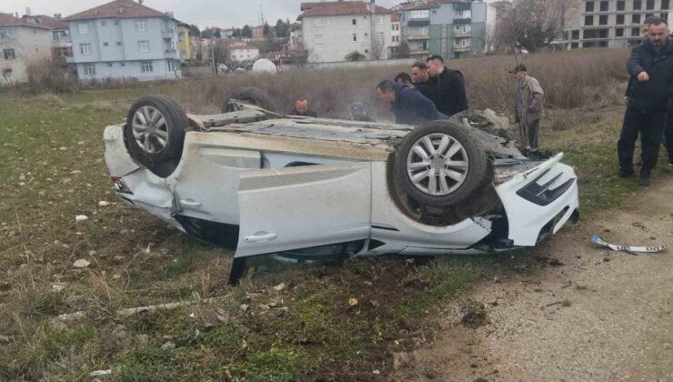 Elektrik direğine çarpan otomobil takla attı: 2 yaralı