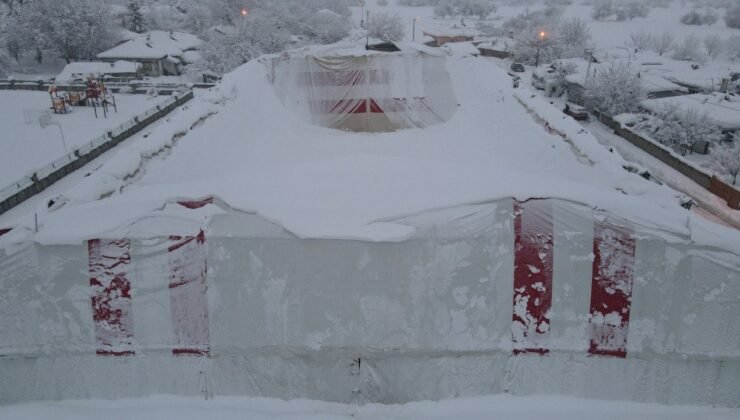 Erzincan’da kardan halı sahanın brandası çöktü