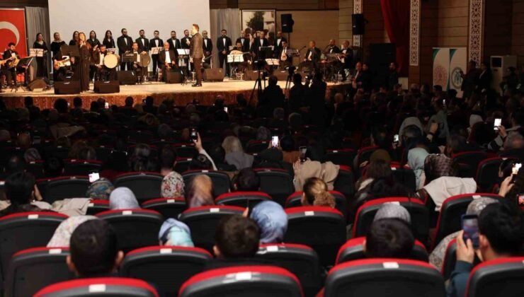 Erzincan’da kurtuluşun 108’inci yılına özel Türk halk müziği konseri düzenlendi