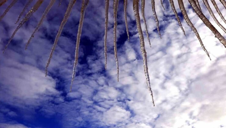Erzurum’da çatılardan sarkan dev buz sarkıtları tehlike oluşturuyor