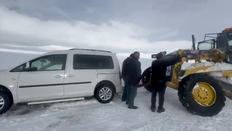 Erzurum’da kara saplanan otomobil 3 saat mahsur kaldı