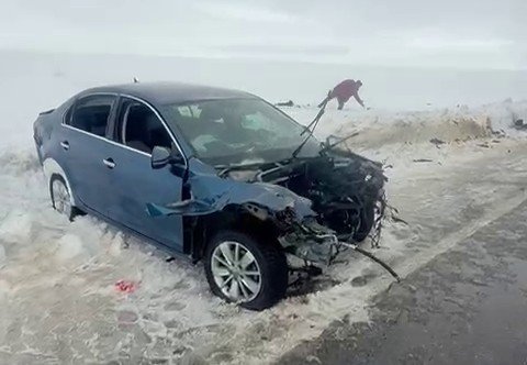 Erzurum’da otomobille tırın çarpıştığı kazada sürücüler yaralandı