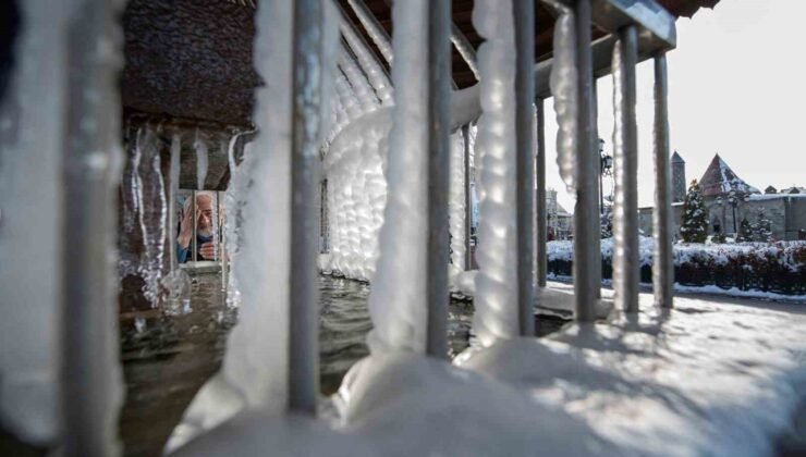 Erzurum’da soğuklar etkili oluyor; Çeşme ve şadırvanlar dondu