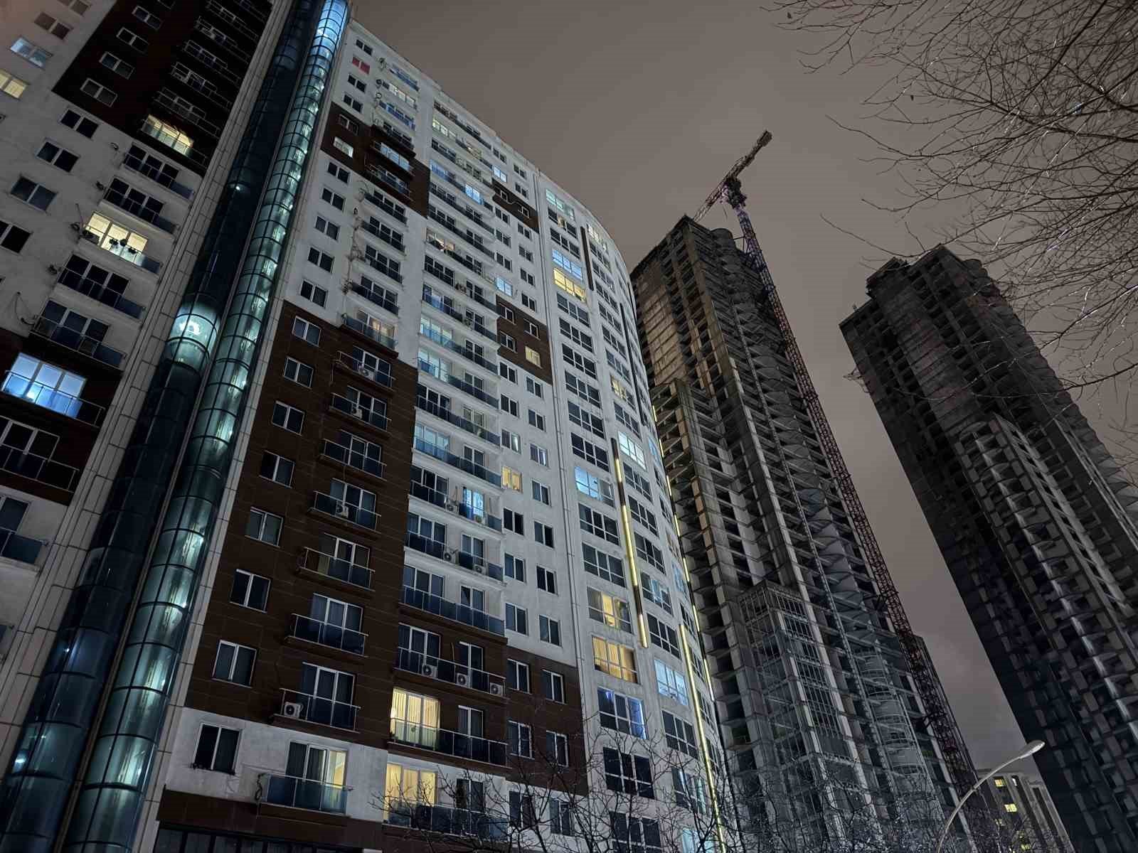 Esenyurt’ta bir sitede 2 kişi silahla vurulmuş halde ölü bulundu