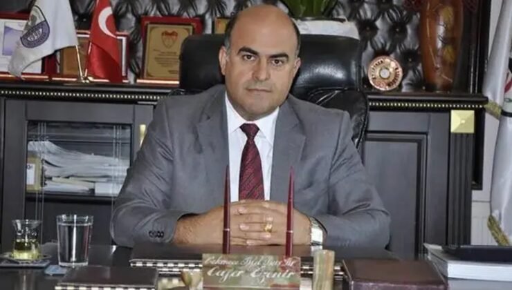 Eski belediye başkanını oğlu baltayla öldürdü