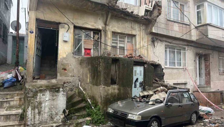 Eski binanın balkonundan düşen beton parçaları bir otomobili kullanılamayacak hale getirdi