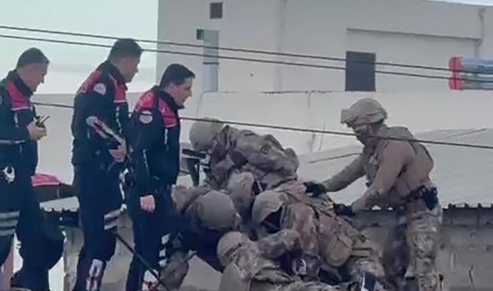 Eski çalıştığı iş yerini basıp 4 kişiyi vuran şahıs çatıda yakalandı