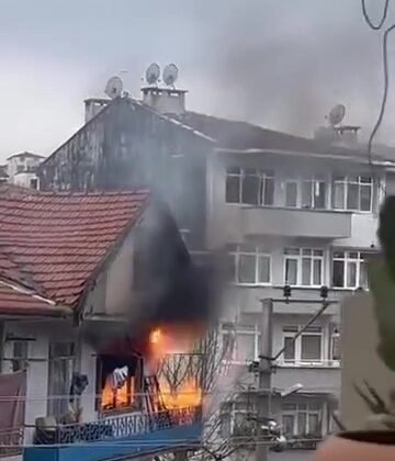 Evde çıkan yangında elektrik kabloları patladı