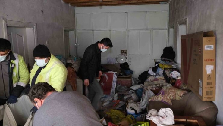 Evinden 10 ton çöp çıktı