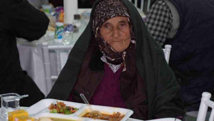 Evlerde yemek pişmiyor, köy halkı ortak sofrada iftar yapıyor