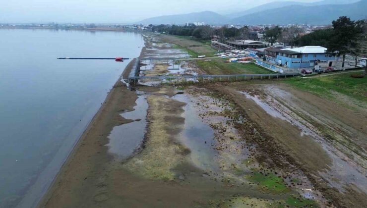 Fabrikaların tonlarca su çektiği İznik Gölü 200 metre çekildi