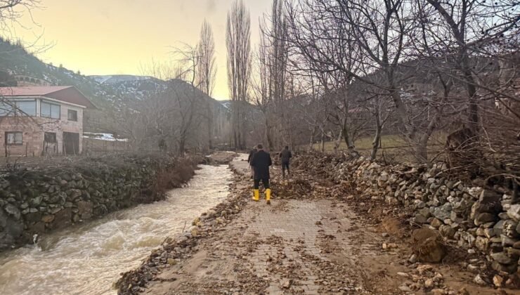 Feke’de sel ve heyelan sonrası kapanan yollar ulaşıma açılıyor