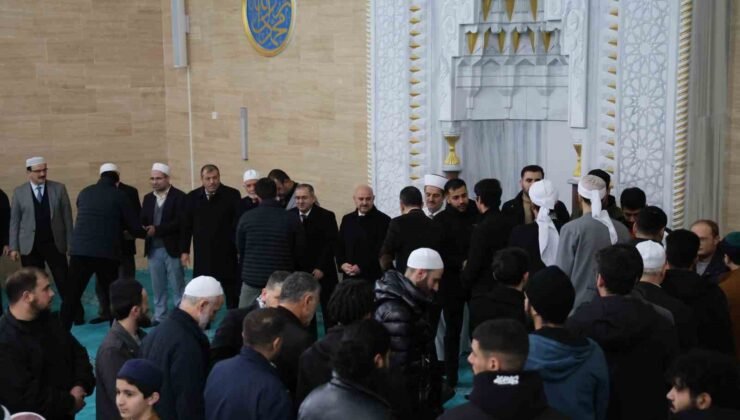 Filistinli öğrencinin şehit edilen ailesi için gıyabi cenaze namazı kılındı