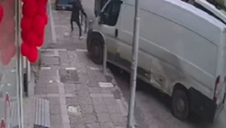 Freni patlayan minibüs, kaldırımdaki yayayı böyle çarptı