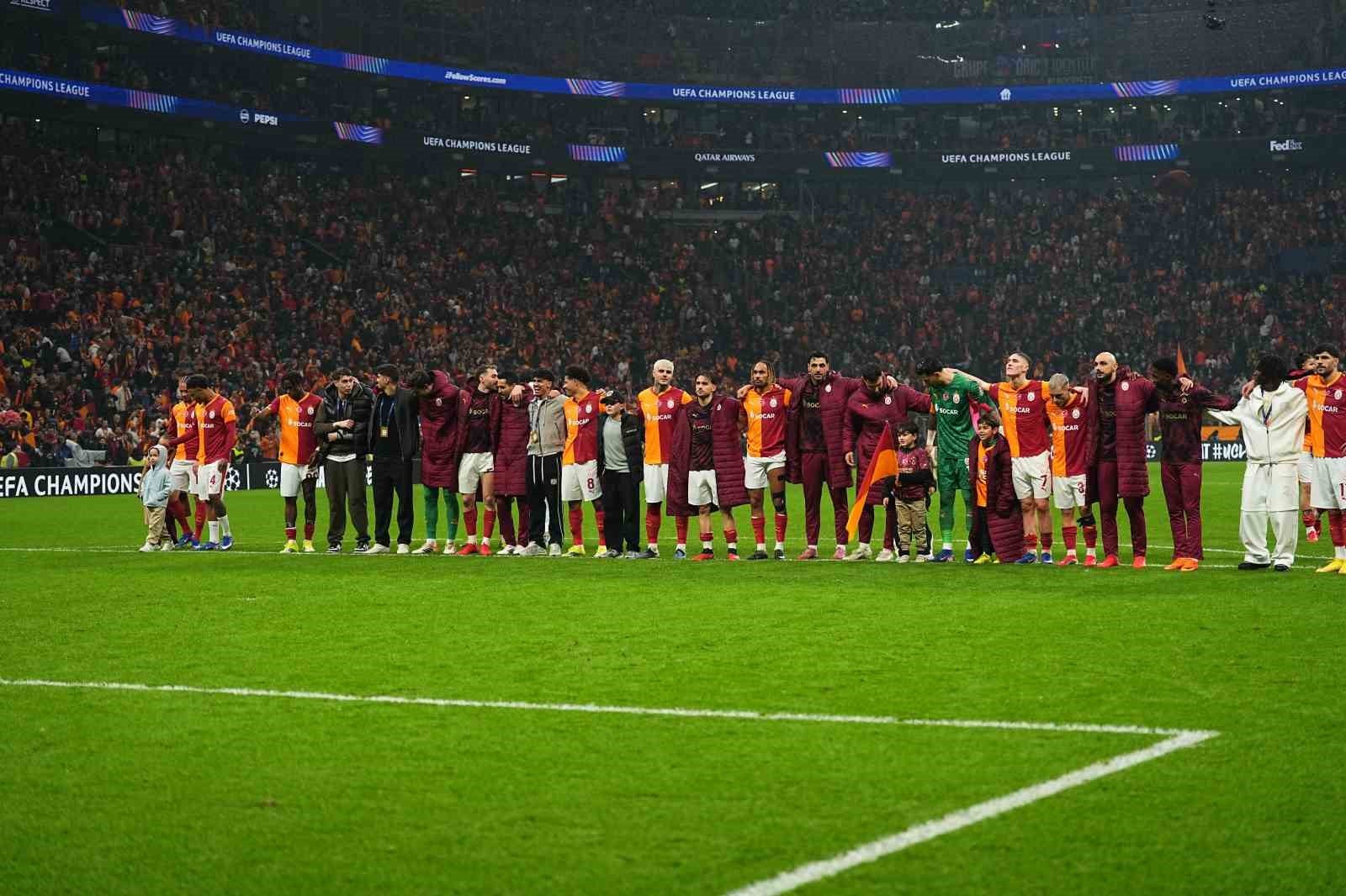 Galatasaraylı futbolcular galibiyeti taraftarıyla kutladı