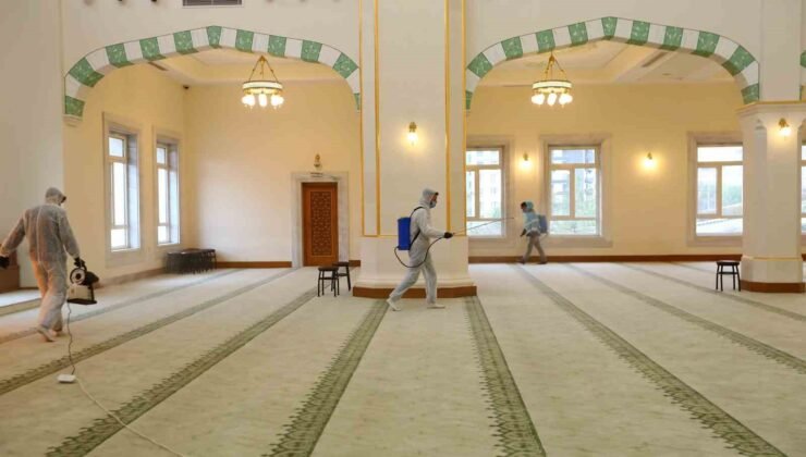 Gaziantep Büyükşehir, ilk teravih öncesi camileri gül suyu ile yıkıyor