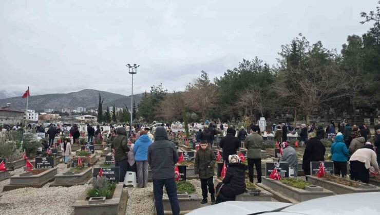 Gaziantep protokolünden İslahiye’de deprem şehitliğine ziyaret