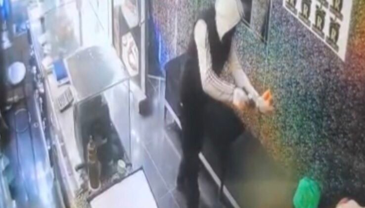 Gaziantep’te silahlı, maskeli ve biber gazlı kuyumcu soygunu kamerada