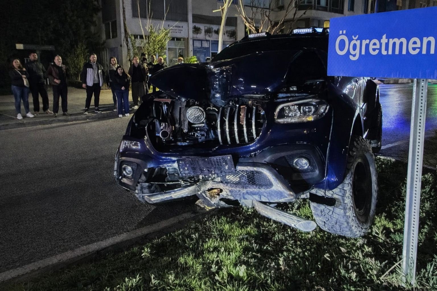 Gazipaşa’da kamyonet refüje çıktı: 2 yaralı