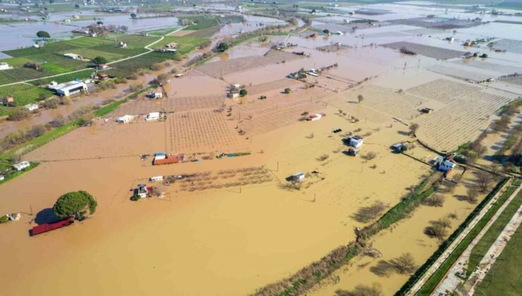 Gediz Nehri taştı, köprüler alarm veriyor