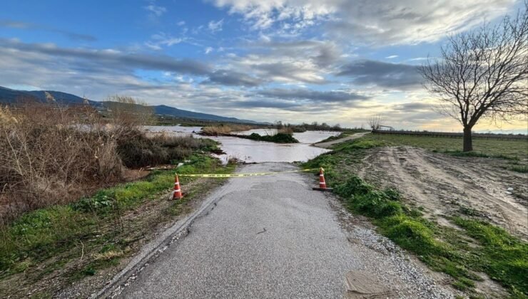 Gediz taştı, köprü sular altında kaldı