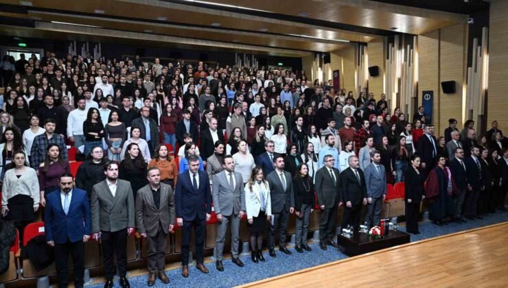 Geleceğin eczacıları düzenlenen törenle beyaz önlüklerini giydi