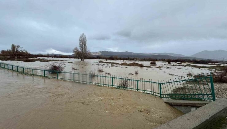 Gembos kanalı taştı, ekili alanlar suyla kaplandı