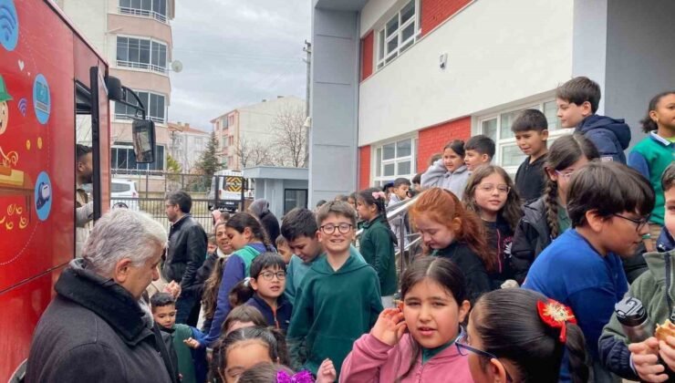 Gezici kütüphane Kırşehir’de 200 kitabı öğrenci ile buluşturdu