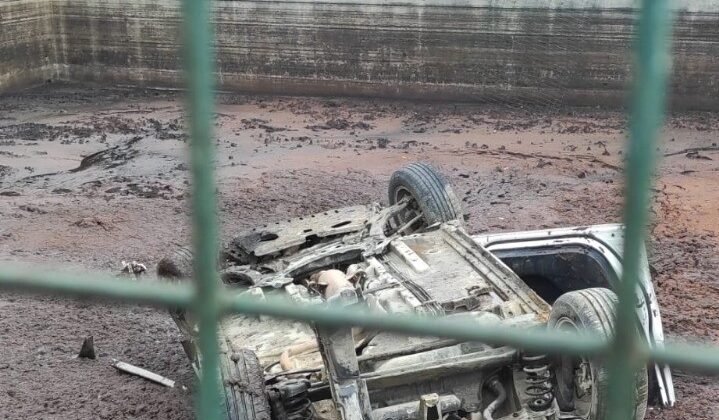 Gökçeada’da yoldan çıkan otomobil fabrikanın bahçesine uçtu: 4 yaralı