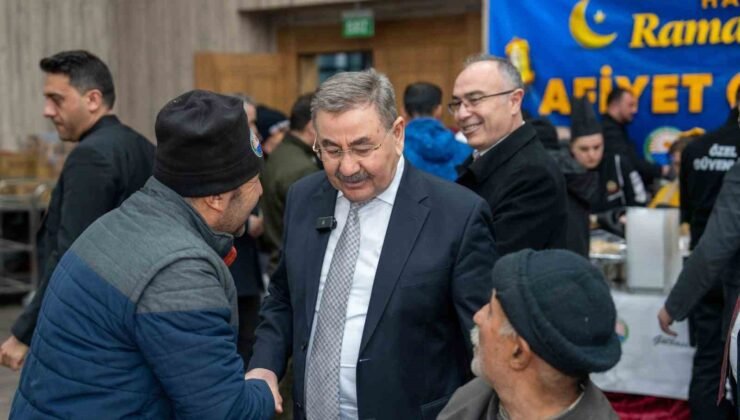 Gölbaşı Belediye Başkanı Odabaşı, ilk iftarını vatandaşlarla gerçekleştirdi