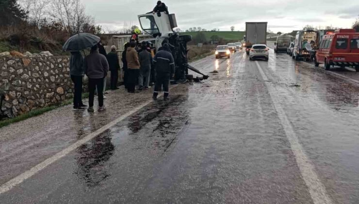 Gönen’de kamyon devrildi: 1 yaralı